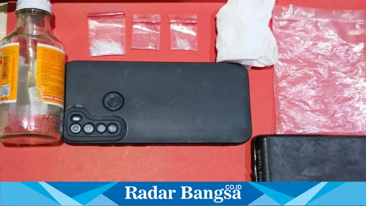 Petugas Satresnarkoba Polres Pasuruan Kota saat mengamankan bb narkoba, Senin (10/8/2026). (Foto Dok Ho/RadarBangsa.co.id)