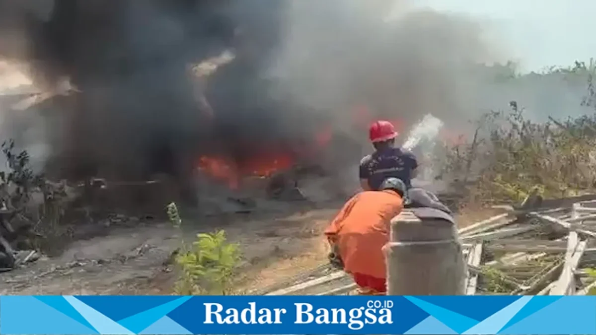 Proses pemadaman kebakaran oleh personel Polres Lamongan dan petugas Damkar di Lamongan, Senin (17/8/2026). (Foto Dok Ho/RadarBangsa.co.id)