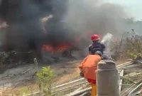 Proses pemadaman kebakaran oleh personel Polres Lamongan dan petugas Damkar di Lamongan, Senin (17/8/2026). (Foto Dok Ho/RadarBangsa.co.id)