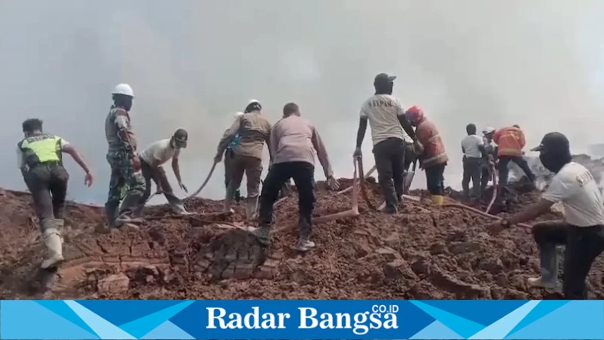 Petugas memadamkan api pada tumpukan blotong di area perusahaan di Dusun Pule, Lamongrejo, Ngimbang, Lamongan, Kamis (27/8/2026). (Foto Dok Ho/RadarBangsa.co.id)