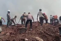 Petugas memadamkan api pada tumpukan blotong di area perusahaan di Dusun Pule, Lamongrejo, Ngimbang, Lamongan, Kamis (27/8/2026). (Foto Dok Ho/RadarBangsa.co.id)