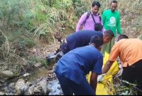 Petugas Polsek Solokuro membantu evakuasi korban kecelakaan lalu lintas di Desa Dagan, Kecamatan Solokuro, Lamongan, Senin (10/8/2026). (Foto Dok Ho/RadarBangsa.co.id)
