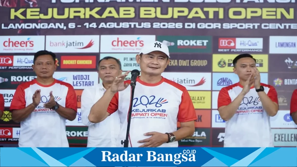 Bupati Lamongan Yuhronur Efendi saat membuka Turnamen Badminton Kejurkab dan Bupati Open 2026 di Lamongan Sport Center, Kamis (6/8). (Foto Dok Ho/RadarBangsa.co.id)