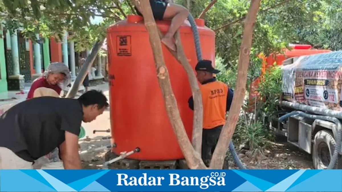 Petugas BPBD Kabupaten Pasuruan saat mendistribusikan air bersih kepada warga di desa terdampak kekeringan, Kabupaten Pasuruan. (Foto Dok Ho/RadarBangsa.co.id)