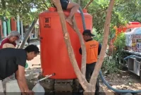Petugas BPBD Kabupaten Pasuruan saat mendistribusikan air bersih kepada warga di desa terdampak kekeringan, Kabupaten Pasuruan. (Foto Dok Ho/RadarBangsa.co.id)