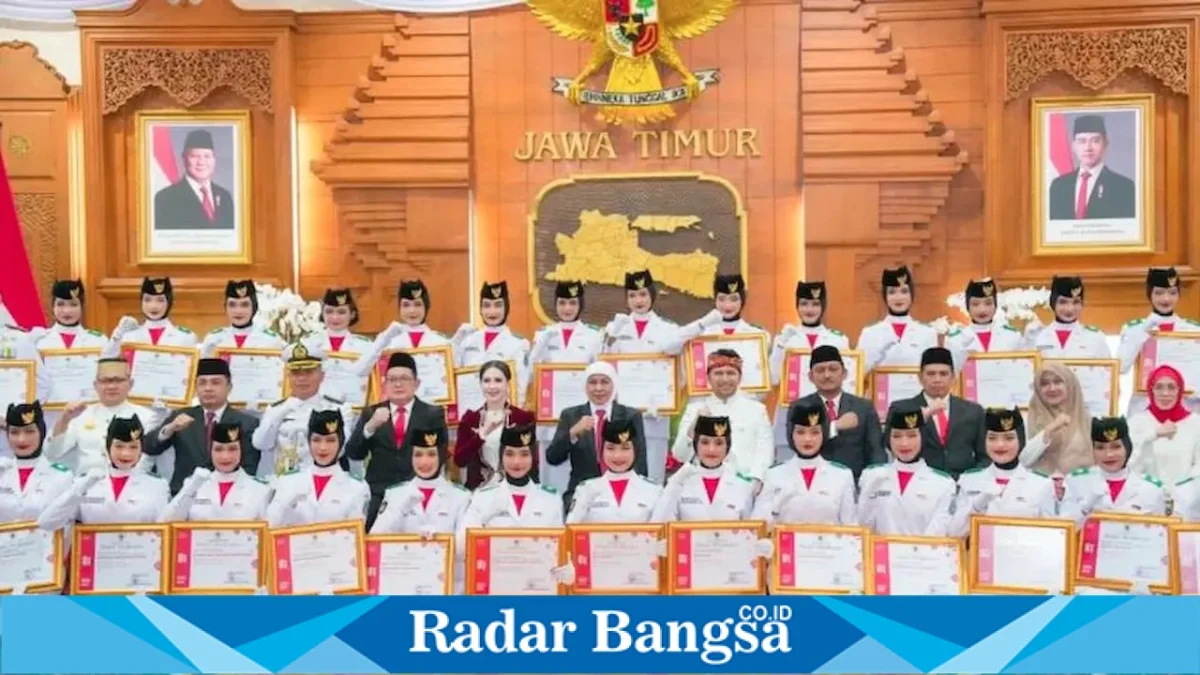 Gubernur Jawa Timur Khofifah Indar Parawansa foto bersama 76 anggota Paskibraka Provinsi Jawa Timur Tahun 2026 di Gedung Negara Grahadi, Senin (17/8/2026). (Foto Dok Ho/RadarBangsa.co.id)