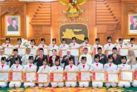 Gubernur Jawa Timur Khofifah Indar Parawansa foto bersama 76 anggota Paskibraka Provinsi Jawa Timur Tahun 2026 di Gedung Negara Grahadi, Senin (17/8/2026). (Foto Dok Ho/RadarBangsa.co.id)