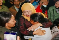 Khofifah bersama anak-anak terdampak gempa di SD Inpres Robo, Manggarai, Minggu (23/8). (Foto Dok Ho/RadarBangsa.co.id)