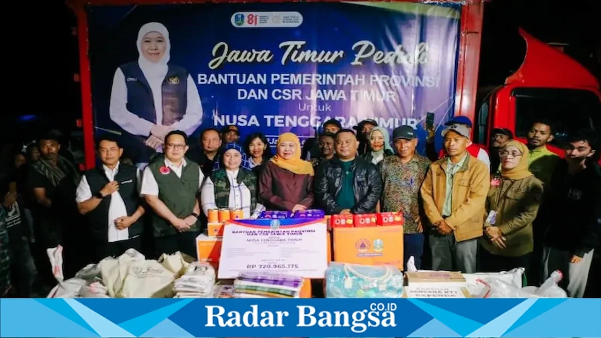 Gubernur Jawa Timur Khofifah Indar Parawansa saat menyerahkan bantuan di SD Inpres Robo, Desa Ranaka, Kecamatan Wae Ri'i, Kabupaten Manggarai, Minggu (23/8). (Foto Dok Ho/RadarBangsa.co.id)