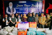 Gubernur Jawa Timur Khofifah Indar Parawansa saat menyerahkan bantuan di SD Inpres Robo, Desa Ranaka, Kecamatan Wae Ri'i, Kabupaten Manggarai, Minggu (23/8). (Foto Dok Ho/RadarBangsa.co.id)