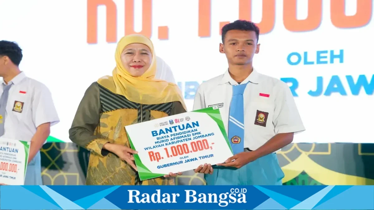 Gubernur Jawa Timur Khofifah Indar Parawansa saat menyerahkan bantuan biaya pendidikan afirmasi kepada murid SMA, SMK, dan SLB di SMKN 3 Jombang, Jumat (29/8). (Foto Dok Ho/RadarBangsa.co.id)