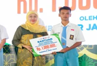 Gubernur Jawa Timur Khofifah Indar Parawansa saat menyerahkan bantuan biaya pendidikan afirmasi kepada murid SMA, SMK, dan SLB di SMKN 3 Jombang, Jumat (29/8). (Foto Dok Ho/RadarBangsa.co.id)