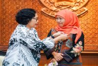 Gubernur Jawa Timur Khofifah Indar Parawansa menerima penghargaan Dwija Praja Nugraha dari Ketua Umum PB PGRI Prof. Dr. Unifah Rosyidi di Gedung Negara Grahadi Surabaya, Sabtu (8/8/2026). (Foto Dok Ho/RadarBangsa.co.id)