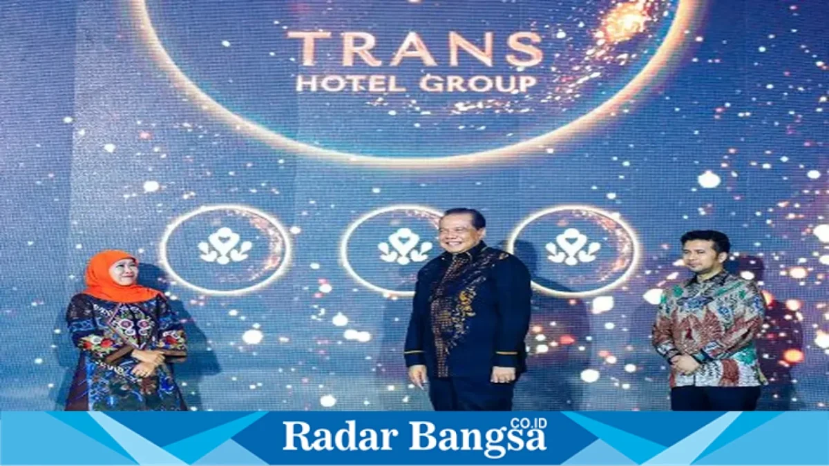 Gubernur Jawa Timur Khofifah Indar Parawansa bersama Wakil Gubernur Emil Elestianto Dardak dan Founder & Chairman CT Corp Chairul Tanjung saat peresmian The Trans Luxury Hotel Surabaya, Jumat (14/8/2026). (Foto Dok Ho/RadarBangsa.co.id)