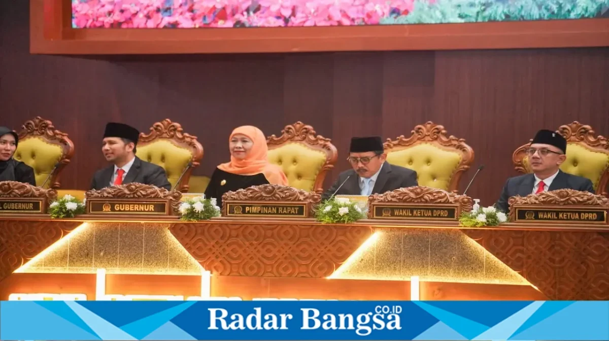 Gubernur Jawa Timur Khofifah Indar Parawansa bersama jajaran pimpinan dan anggota DPRD Jatim mendengarkan pidato kenegaraan Presiden Prabowo di Gedung DPRD Provinsi Jatim, Jumat 14 Agustus 2026. (Foto Dok Ho/RadarBangsa.co.id)