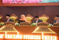 Gubernur Jawa Timur Khofifah Indar Parawansa bersama jajaran pimpinan dan anggota DPRD Jatim mendengarkan pidato kenegaraan Presiden Prabowo di Gedung DPRD Provinsi Jatim, Jumat 14 Agustus 2026. (Foto Dok Ho/RadarBangsa.co.id)