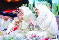Gubernur Jawa Timur Khofifah Indar Parawansa bersama cucu, Habib Syech bin Abdul Qodir Assegaf, dan masyarakat mengikuti dzikir, doa, serta sholawat di Gedung Negara Grahadi, Surabaya, Sabtu (8/8/2026). (Foto Dok Ho/RadarBangsa.co.id)
