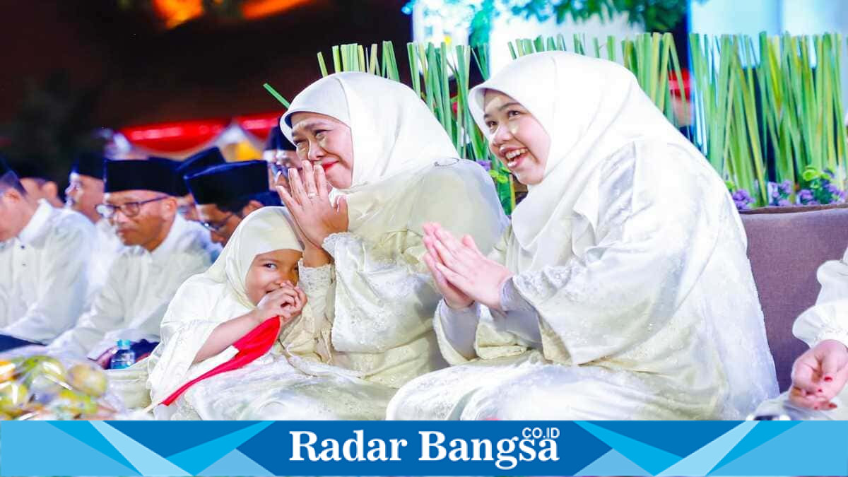 Gubernur Jawa Timur Khofifah Indar Parawansa bersama cucu, Habib Syech bin Abdul Qodir Assegaf, dan masyarakat mengikuti dzikir, doa, serta sholawat di Gedung Negara Grahadi, Surabaya, Sabtu (8/8/2026). (Foto Dok Ho/RadarBangsa.co.id)