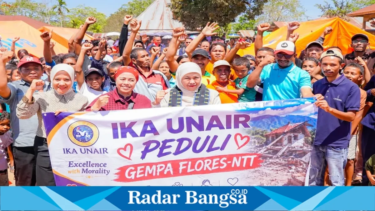 Ketua Umum PP IKA UNAIR Khofifah Indar Parawansa saat meninjau bantuan IKA UNAIR Peduli Gempa Flores NTT di Kabupaten Manggarai Timur, Senin (24/8). (Foto Dok Ho/RadarBangsa.co.id)
