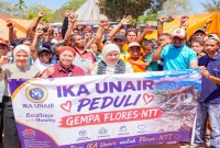 Ketua Umum PP IKA UNAIR Khofifah Indar Parawansa saat meninjau bantuan IKA UNAIR Peduli Gempa Flores NTT di Kabupaten Manggarai Timur, Senin (24/8). (Foto Dok Ho/RadarBangsa.co.id)