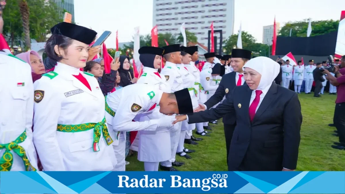 Gubernur Jawa Timur Khofifah Indar Parawansa saat mengukuhkan 76 anggota Paskibraka Jatim di Gedung Negara Grahadi, Surabaya, Minggu (16/8/2026). (Foto Dok Ho/RadarBangsa.co.id)