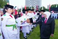 Gubernur Jawa Timur Khofifah Indar Parawansa saat mengukuhkan 76 anggota Paskibraka Jatim di Gedung Negara Grahadi, Surabaya, Minggu (16/8/2026). (Foto Dok Ho/RadarBangsa.co.id)