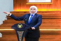 Gubernur Jawa Timur Khofifah Indar Parawansa melantik lima pimpinan BAZNAS Jatim periode 2026-2031 di Gedung Negara Grahadi Surabaya, Minggu (9/8/2026) malam. (Foto Dok Ho/RadarBangsa.co.id)