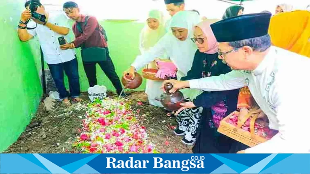 Khofifah saat melepas jenazah Hj Fentin Istifa’iyah, Minggu (30/8). (Dok Ho/RadarBangsa.co.id)