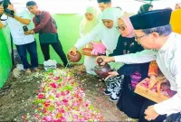 Khofifah saat melepas jenazah Hj Fentin Istifa’iyah, Minggu (30/8). (Dok Ho/RadarBangsa.co.id)