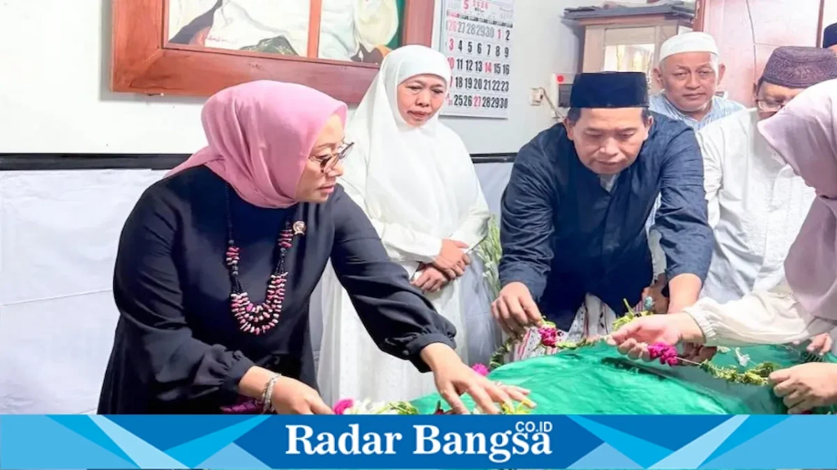 Khofifah saat melepas jenazah Hj Fentin Istifa’iyah di Surabaya, Minggu (30/8). (Dok Ho/RadarBangsa.co.id)