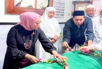 Khofifah saat melepas jenazah Hj Fentin Istifa’iyah di Surabaya, Minggu (30/8). (Dok Ho/RadarBangsa.co.id)