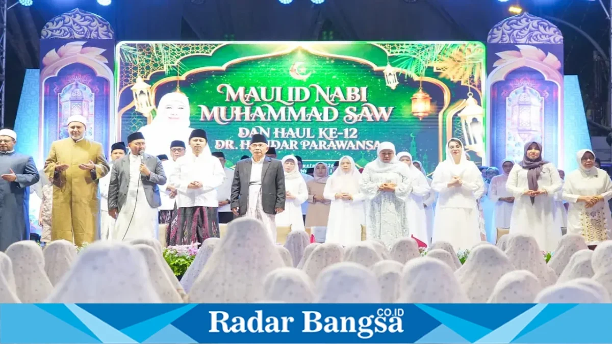 Gubernur Jawa Timur Khofifah Indar Parawansa bersama tamu dan masyarakat dalam peringatan Maulid Nabi serta Haul ke-12 H. Indar Parawansa di Jemursari, Surabaya, Selasa (25/8/2026) malam. (Foto Dok Ho/RadarBangsa.co.id)