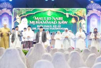Gubernur Jawa Timur Khofifah Indar Parawansa bersama tamu dan masyarakat dalam peringatan Maulid Nabi serta Haul ke-12 H. Indar Parawansa di Jemursari, Surabaya, Selasa (25/8/2026) malam. (Foto Dok Ho/RadarBangsa.co.id)