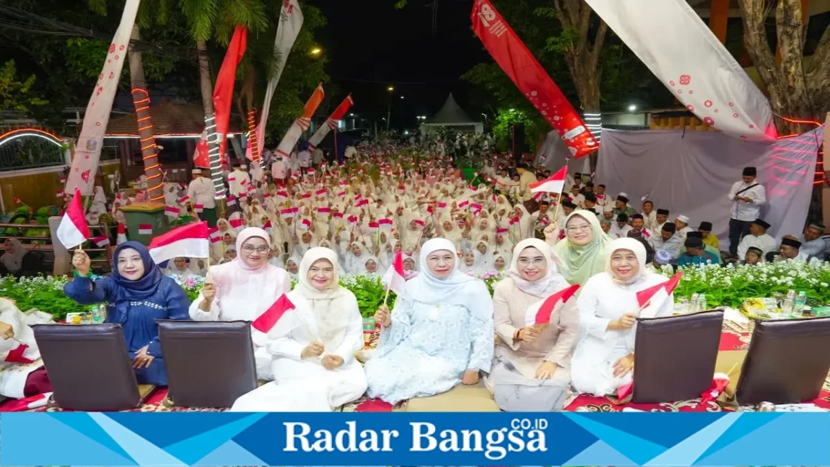 Gubernur Jawa Timur Khofifah Indar Parawansa saat peringatan Maulid Nabi Muhammad SAW di kediamannya, Jemursari, Surabaya, Selasa (25/8) malam. (Foto Dok Ho/RadarBangsa.co.id)