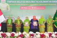 Khofifah Indar Parawansa bersama warga Muslimat NU dalam Peringatan Harlah ke-80 Muslimat NU di Asrama Haji Kota Pontianak, Selasa (11/8/2026). (Foto Dok Ho/RadarBangsa.co.id)