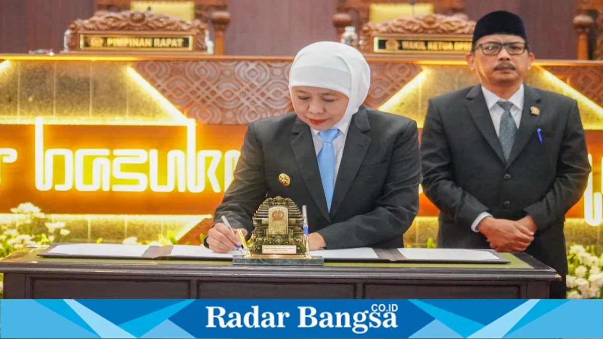 Gubernur Jawa Timur Khofifah Indar Parawansa saat menyampaikan Nota Keuangan P-APBD 2026 dalam Rapat Paripurna DPRD Jatim, Surabaya, Senin (10/8/2026). (Foto Dok Ho/RadarBangsa.co.id)