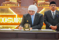 Gubernur Jawa Timur Khofifah Indar Parawansa saat menyampaikan Nota Keuangan P-APBD 2026 dalam Rapat Paripurna DPRD Jatim, Surabaya, Senin (10/8/2026). (Foto Dok Ho/RadarBangsa.co.id)