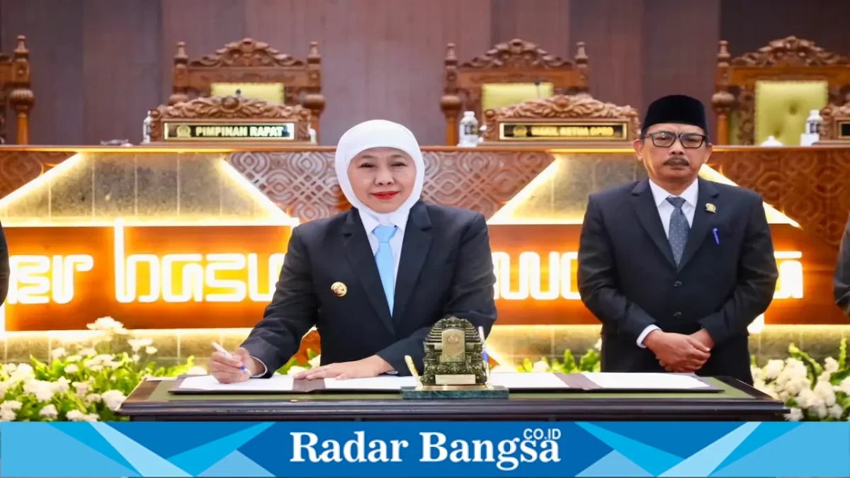 Gubernur Jawa Timur Khofifah Indar Parawansa saat menyampaikan Nota Keuangan P-APBD 2026 dalam rapat paripurna DPRD Jatim, Surabaya, Senin (10/8/2026). (Foto Dok Ho/RadarBangsa.co.id)