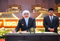 Gubernur Jawa Timur Khofifah Indar Parawansa saat menyampaikan Nota Keuangan P-APBD 2026 dalam rapat paripurna DPRD Jatim, Surabaya, Senin (10/8/2026). (Foto Dok Ho/RadarBangsa.co.id)