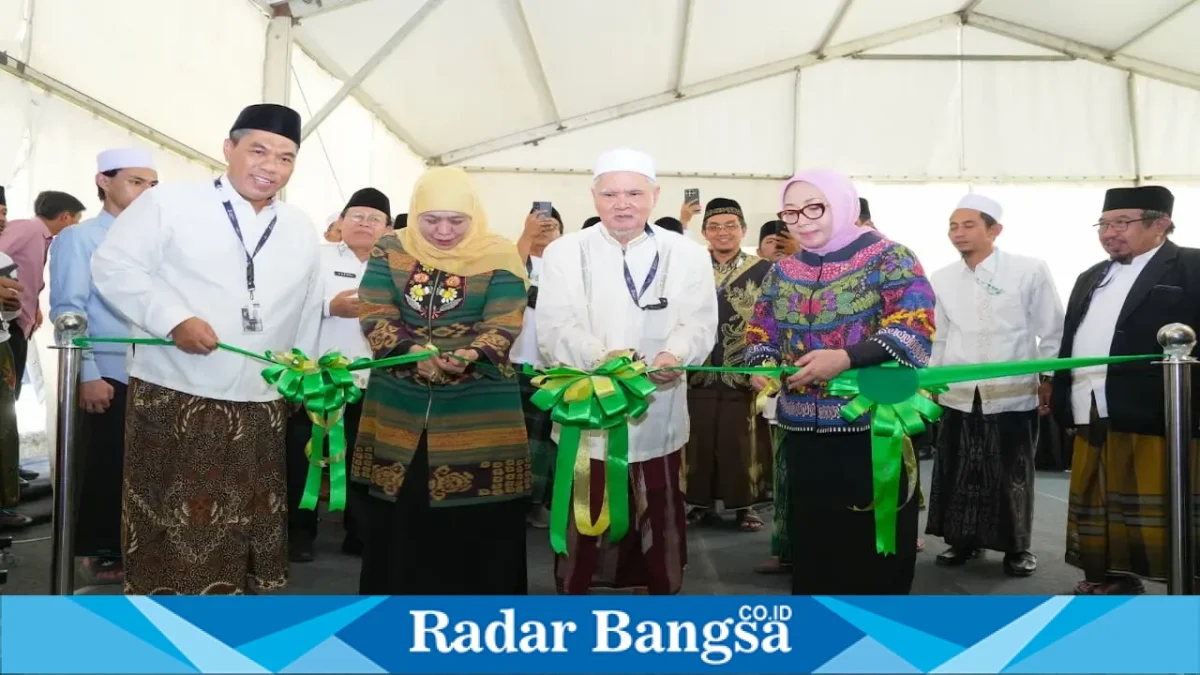 Gubernur Jawa Timur Khofifah Indar Parawansa bersama Wakil Rais Aam Syuriah PBNU Dr. KH. Afifuddin Muhajir saat membuka Pameran dan Klinik Turots di Pondok Pesantren Tambakberas, Jombang, Kamis (27/8). (Foto Dok Ho/RadarBangsa.co.id)