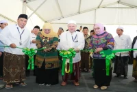 Gubernur Jawa Timur Khofifah Indar Parawansa bersama Wakil Rais Aam Syuriah PBNU Dr. KH. Afifuddin Muhajir saat membuka Pameran dan Klinik Turots di Pondok Pesantren Tambakberas, Jombang, Kamis (27/8). (Foto Dok Ho/RadarBangsa.co.id)