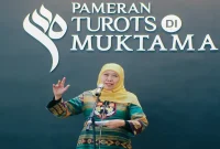Gubernur Jawa Timur Khofifah Indar Parawansa saat membuka Pameran dan Klinik Turots di Pondok Pesantren Tambakberas, Jombang, Kamis (27/8). (Foto Dok Ho/RadarBangsa.co.id)