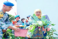 Gubernur Jawa Timur Khofifah Indar Parawansa memanen sayuran Program SIKAP di SMAN Taruna Nala, Kota Malang, Kamis (20/8). (Foto Dok Ho/RadarBangsa.co.id)