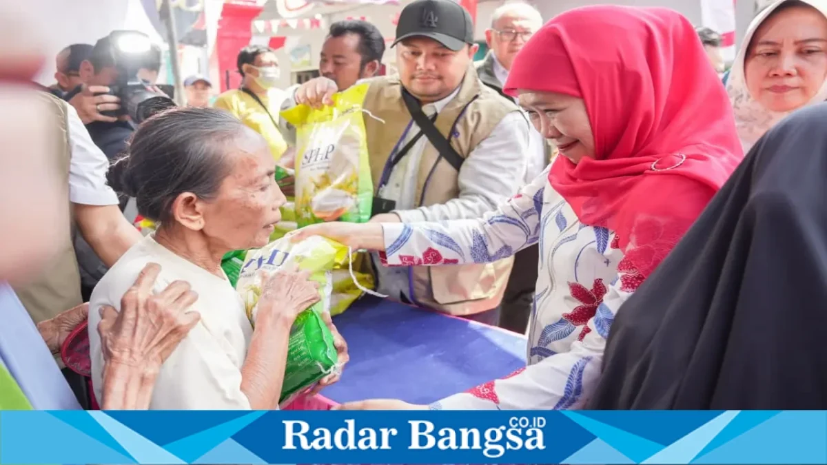 Gubernur Jawa Timur Khofifah Indar Parawansa saat menggelar Pasar Murah di kawasan Krembangan Bhakti, Surabaya, Minggu (16/8/2026). (Foto Dok Ho/RadarBangsa.co.id)