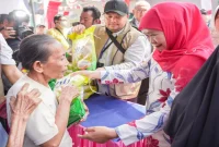 Gubernur Jawa Timur Khofifah Indar Parawansa saat menggelar Pasar Murah di kawasan Krembangan Bhakti, Surabaya, Minggu (16/8/2026). (Foto Dok Ho/RadarBangsa.co.id)