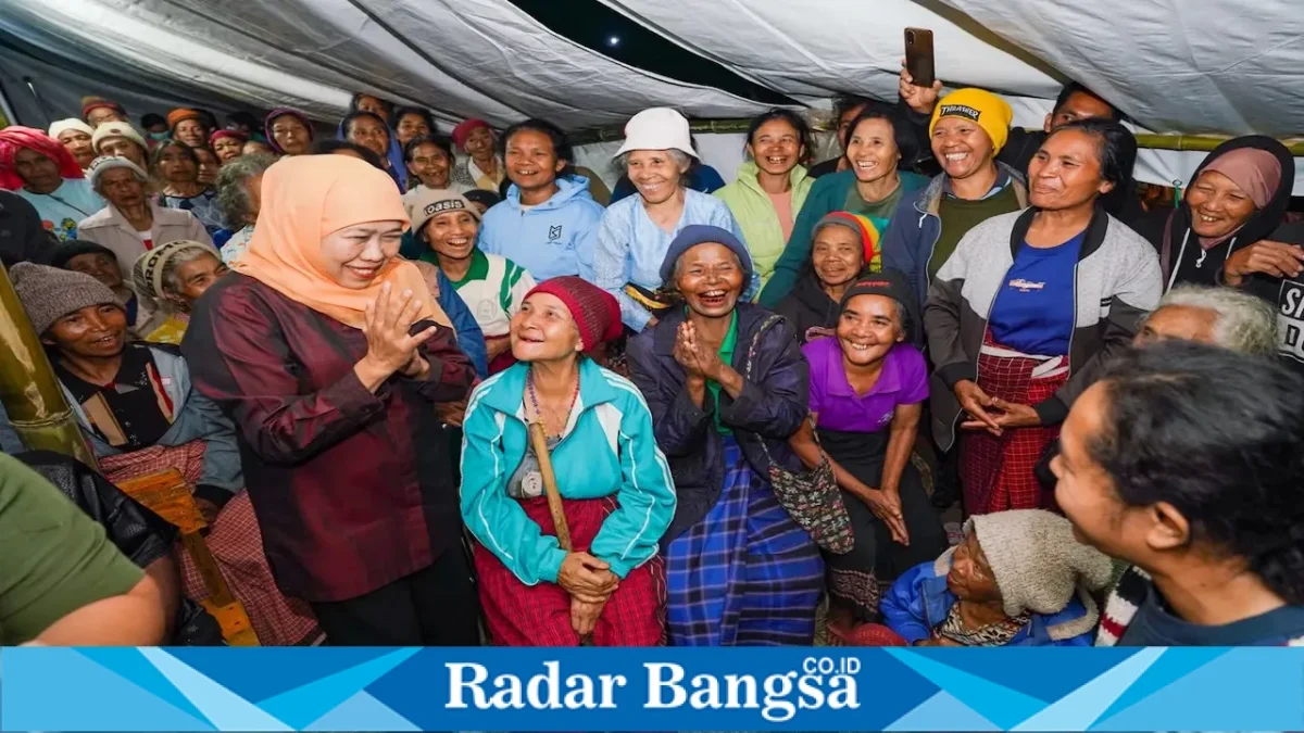 Khofifah Indar Parawansa menyapa lansia sekaligus menyerahkan bantuan kemanusiaan bagi warga terdampak gempa di SD Inpres Robo, Manggarai, Minggu (23/8). (Foto Dok Ho/RadarBangsa.co.id)