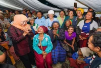 Khofifah Indar Parawansa menyapa lansia sekaligus menyerahkan bantuan kemanusiaan bagi warga terdampak gempa di SD Inpres Robo, Manggarai, Minggu (23/8). (Foto Dok Ho/RadarBangsa.co.id)