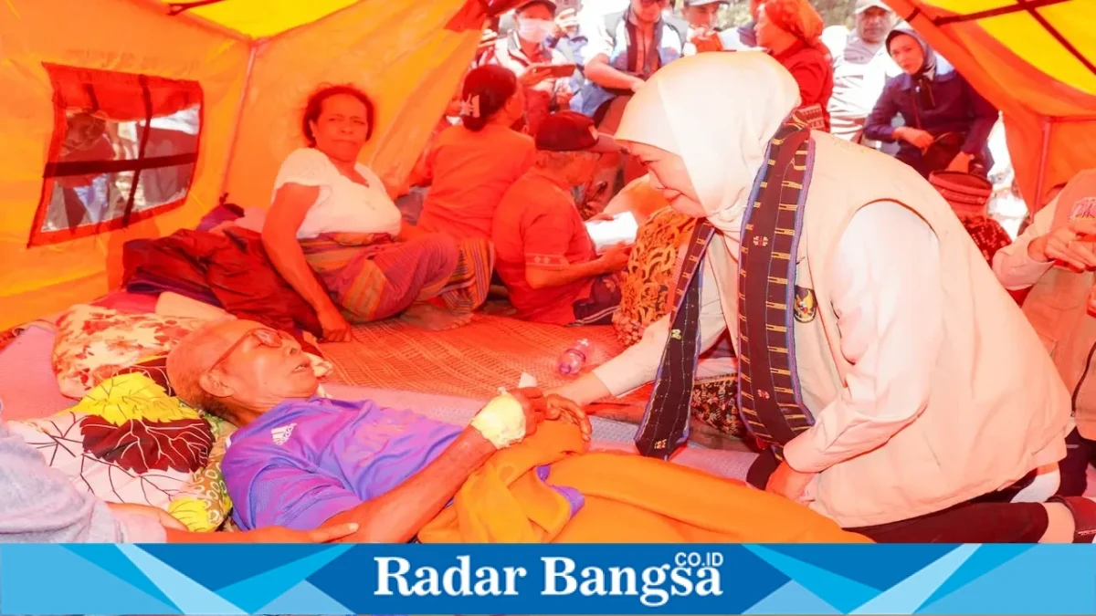 Gubernur Jawa Timur Khofifah Indar Parawansa di pengungsian warga terdampak gempa di Benteng Jawa, Senin (24/8). (Foto Dok Ho/RadarBangsa.co.id)