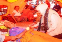 Gubernur Jawa Timur Khofifah Indar Parawansa di pengungsian warga terdampak gempa di Benteng Jawa, Senin (24/8). (Foto Dok Ho/RadarBangsa.co.id)