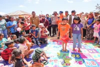 Gubernur Jawa Timur Khofifah Indar Parawansa saat mengunjungi warga terdampak gempa di pengungsian Benteng Jawa, Manggarai Timur, Senin (24/8). (Foto Dok Ho/RadarBangsa.co.id)